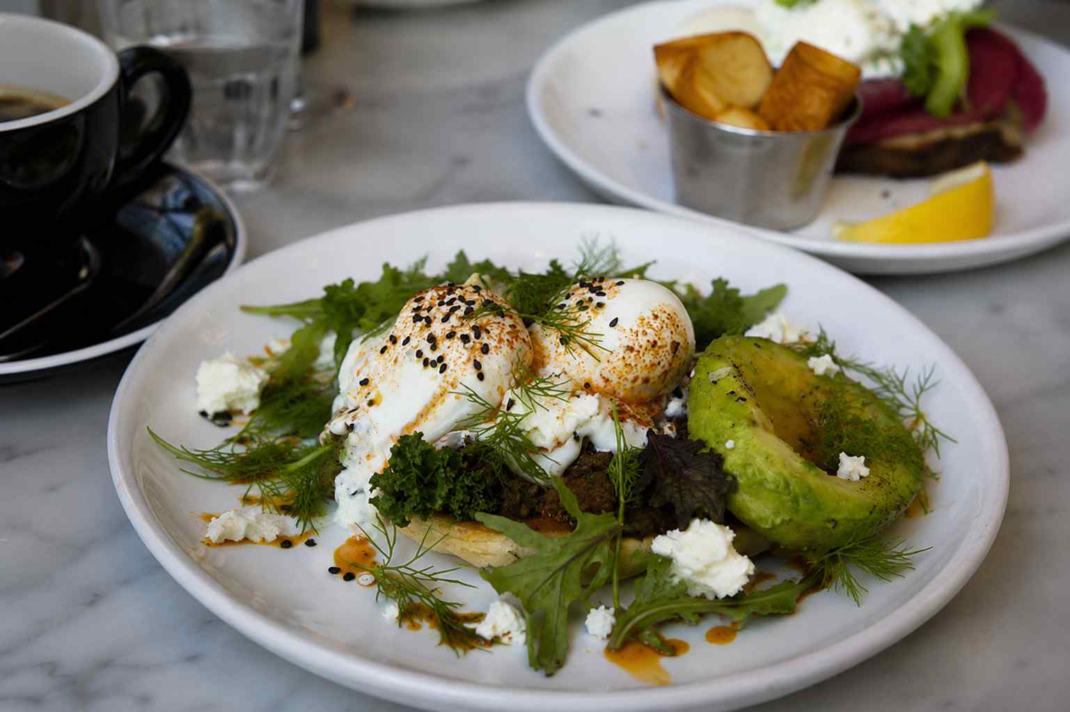 Salade et vinaigrette crémeuse au beurre d'amande