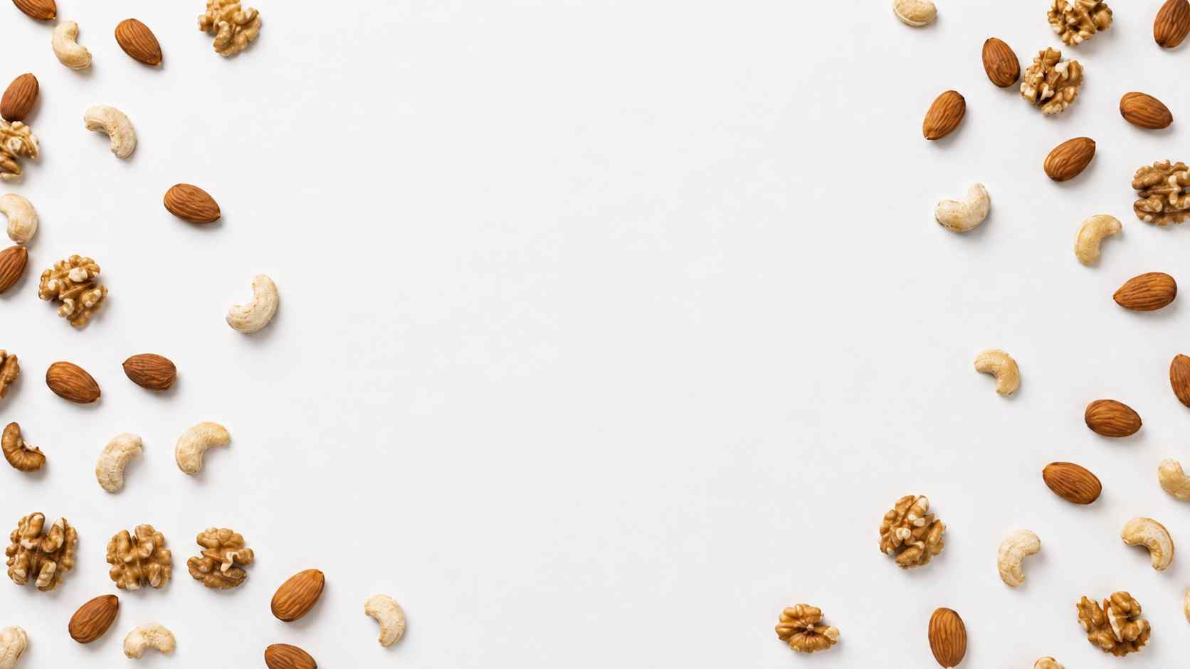 Noix crues variées (amandes, noix de cajou, noix de Grenoble) disposées en arrière-plan décoratif, ingrédients Cru Nature